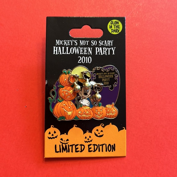Disney World Mickey’s Not So Scary Halloween Party Trading Pin Rare Glow in Dark - Picture 3 of 4